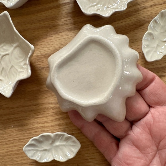 Set Of 4 Soy Sauce Dishes & 4 Chop Stick Rests Leaf Shape & Pattern - Picture 6 of 7